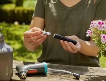 Опрыскиватель ручной аккумуляторный Gardena EasyPump 1л (11114-20.000.00) - Фото №4